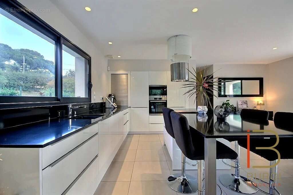 Maison à ROQUEBRUNE-SUR-ARGENS