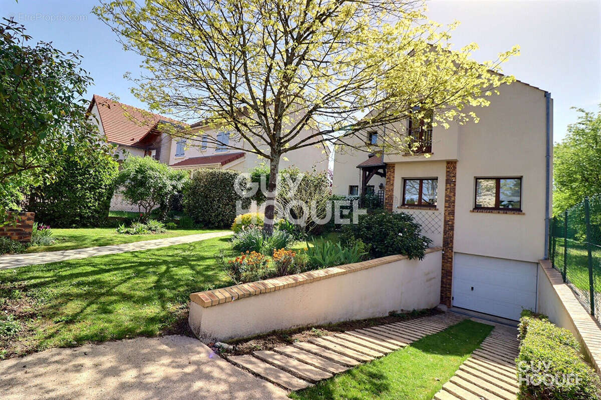 Maison à SAINTE-GENEVIEVE-DES-BOIS