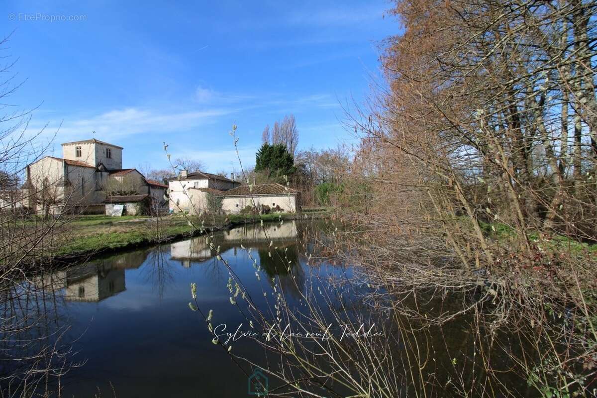 Maison en pierre a renover - environnement calme et preserve - photo 2