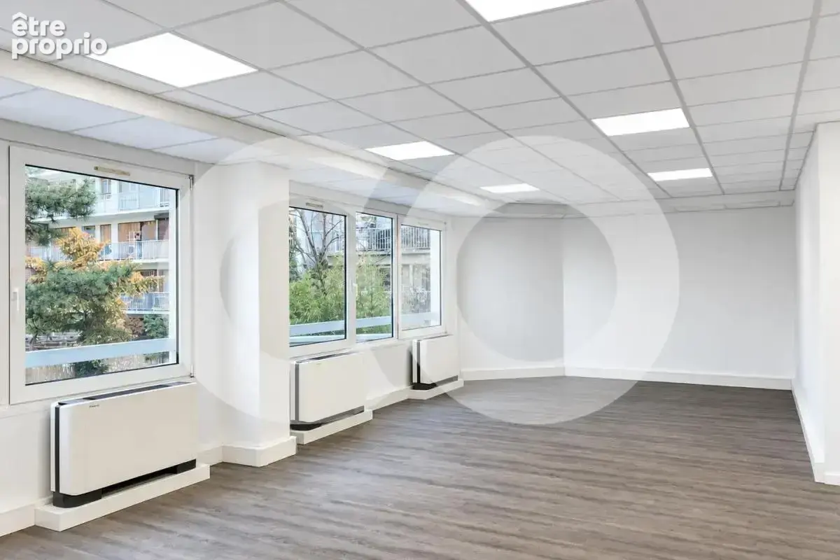 Boulogne-Billancourt, Bureaux rénovés, lumineux et au calme, dans un immeuble de standing en cœur d’îlot face à un parc - photo 2