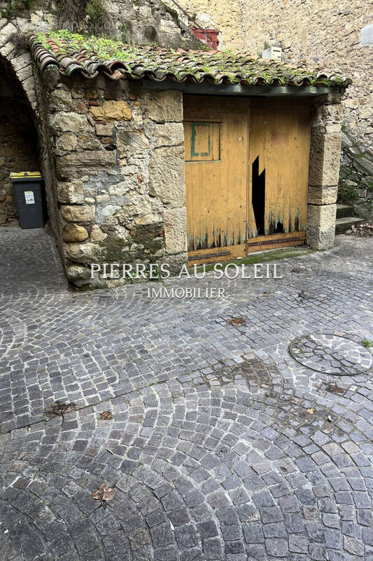 Parking à VILLEMAGNE-L'ARGENTIERE