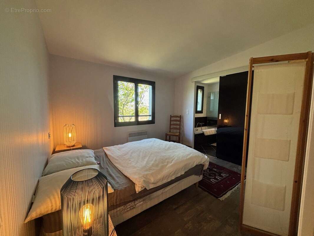 suite parentale avec salle de bains - Maison à SOREDE