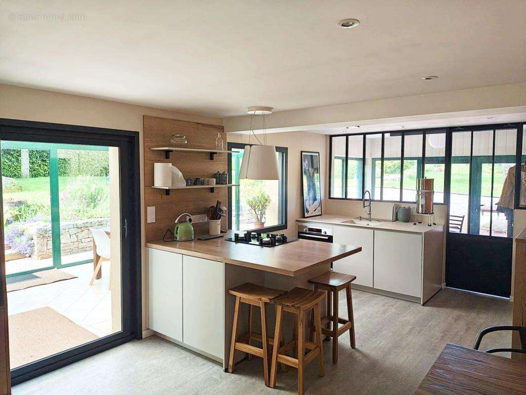 Propriété en pierre 208 m² dont 45 m² de véranda + grange 180 m² – Accessible PMR – 7000 m² – 20 min de Vannes! - photo 2