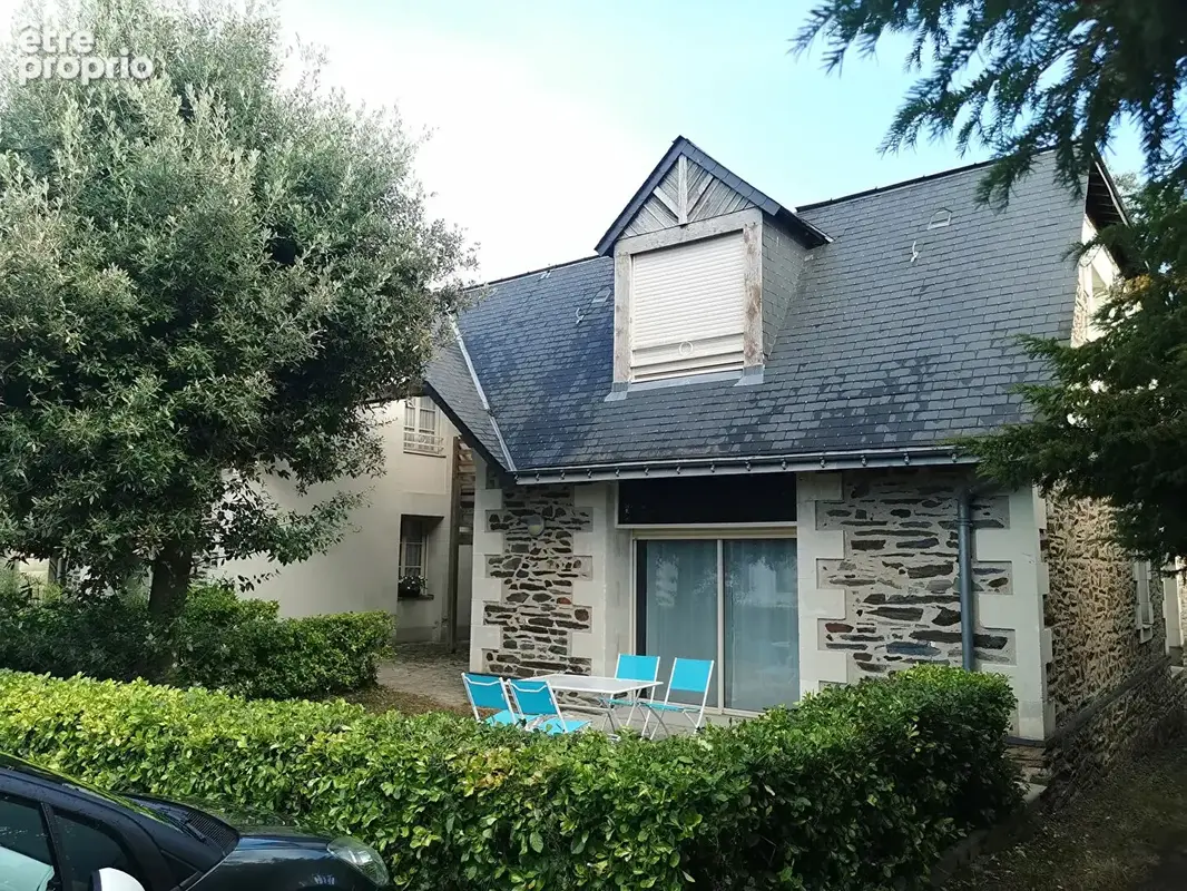 MURS-ERIGNE : Appartement au coeur des dépendances d'un château - photo 1