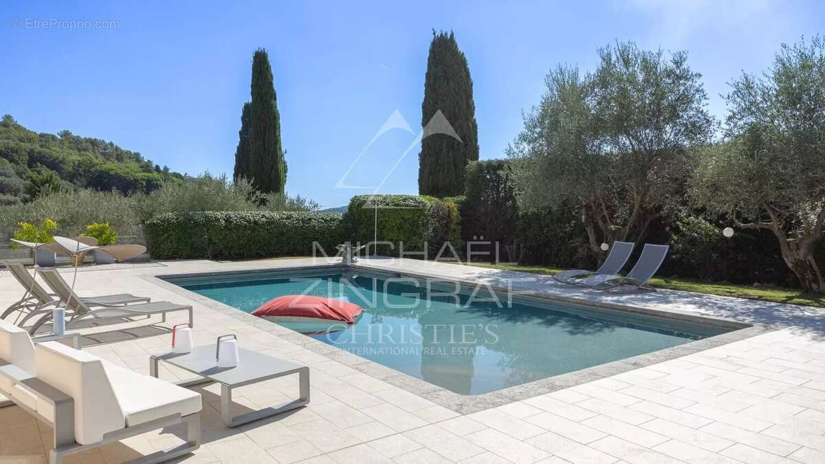 Villa avec piscine à Grasse, à 5 minutes d'Opio – 340 m² – Terrain de 5 000 m² - photo 2