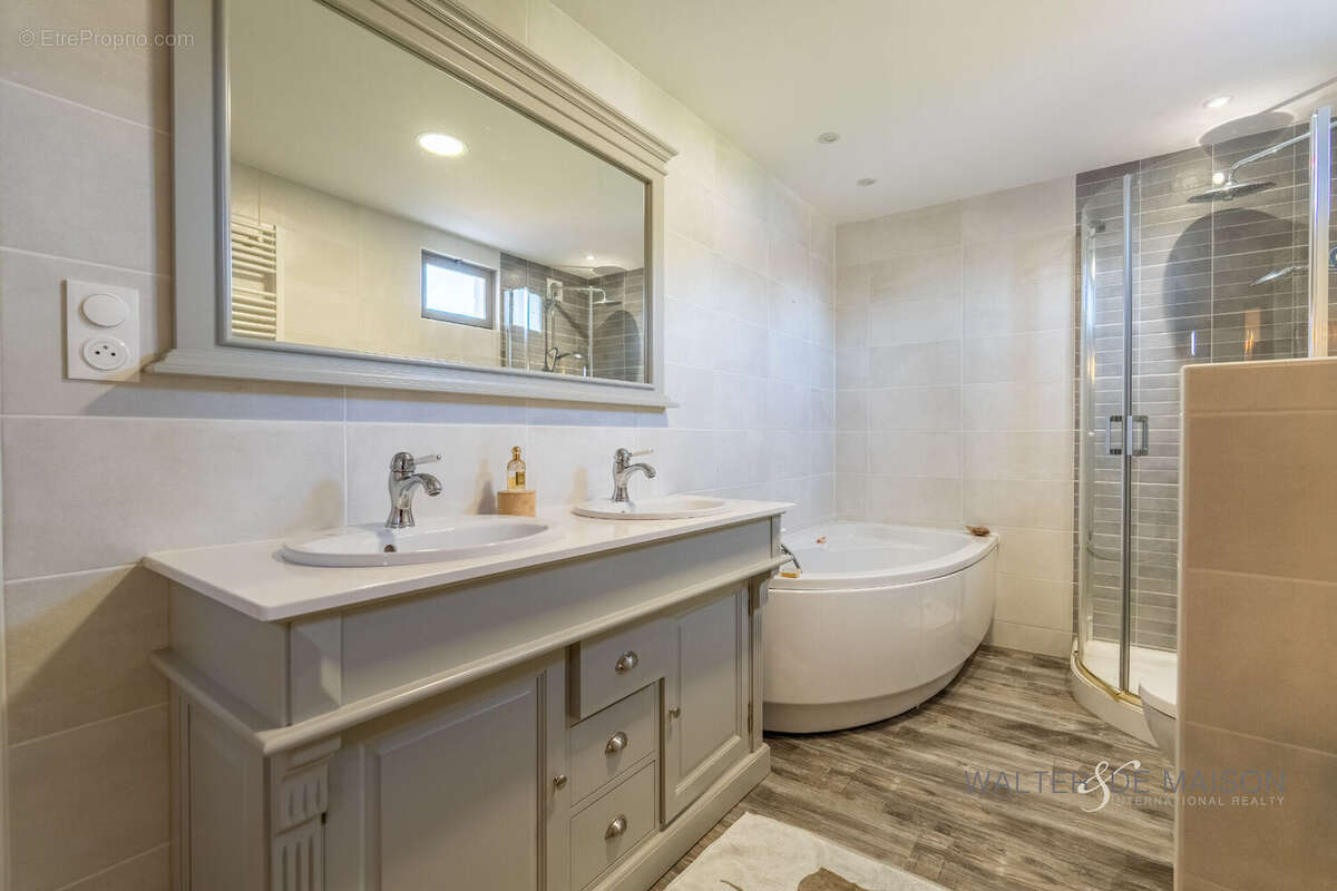 Maison à GENSAC-LA-PALLUE