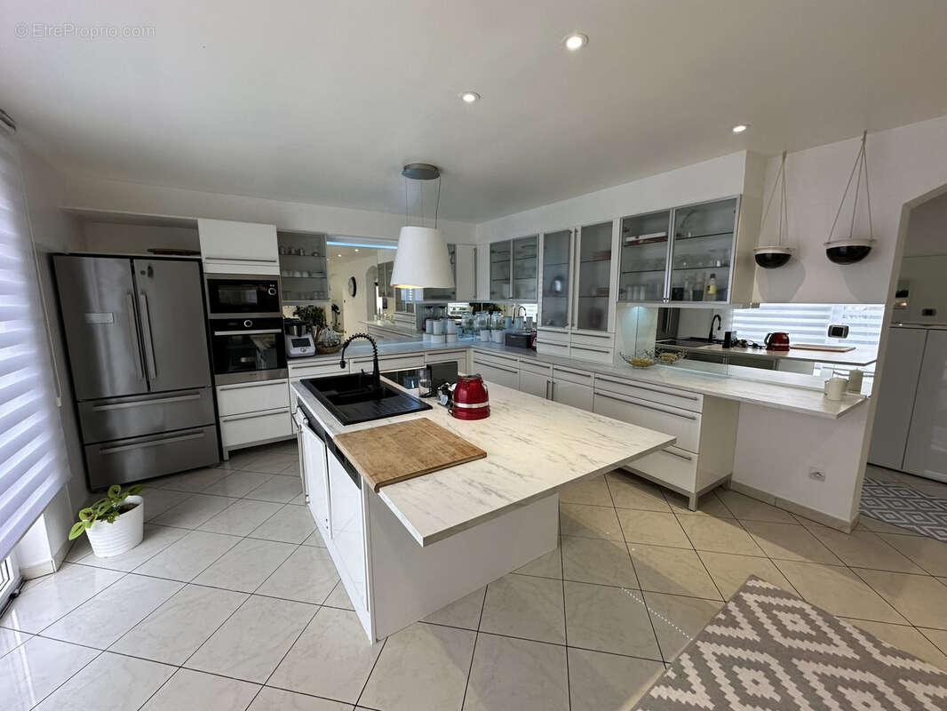 Maison avec 3 appartements 12 pièces de 350 m2 - photo 2
