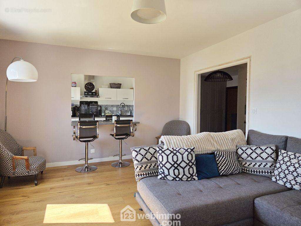 d'un séjour de 20m² . - Appartement à ALBERTVILLE