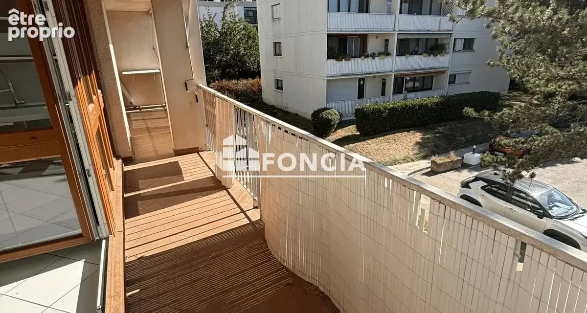 3 pièces au premier étage sans ascenseur avec grand balcon filant, parking extérieur et cave, dans résidence arborée, sécurisée - photo 8