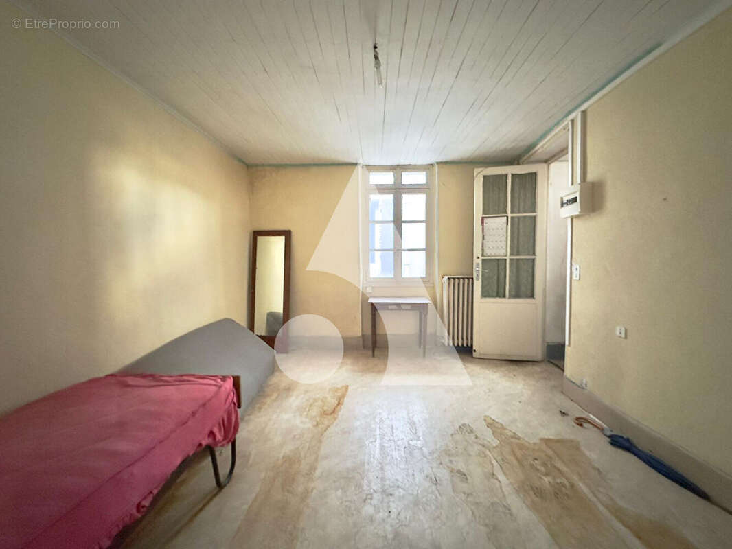 Immeuble de 200m2  à réhabiliter - 2 studios/1 appart./1 local commercial - photo 2