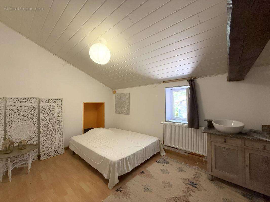 Maison à SAINT-BARTHELEMY-DE-BUSSIERE