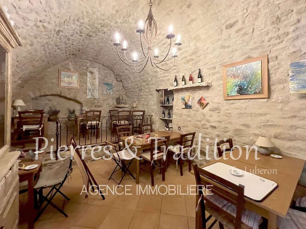 Saignon, grande maison de village avec local commercial et terrasse - photo 9