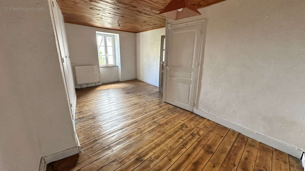 Maison à CHAMPAGNAC-LE-VIEUX