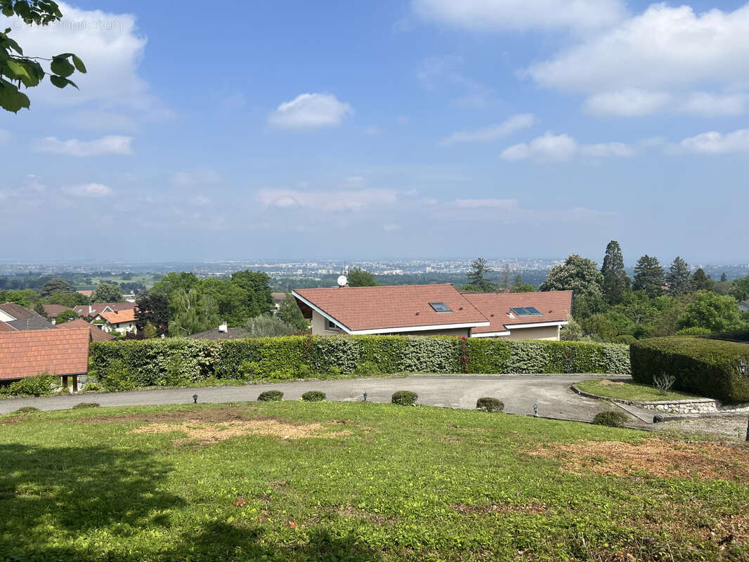 Terrain à COLLONGES-SOUS-SALEVE