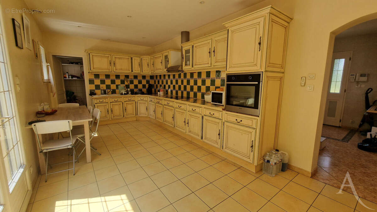 Belle demeure de 342m²  avec piscine intérieur, sous-sol total dans le village de FAVRIEUX - photo 7