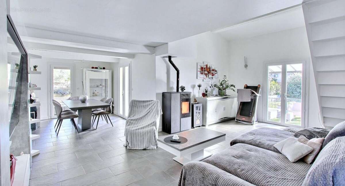 Flassans Sur Issole - Villa  185m² avec logement indépendant 2888m² de terrain avec piscine ! - photo 2