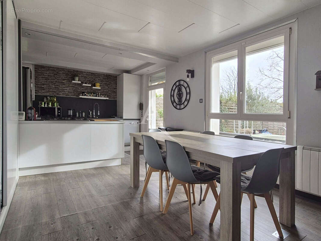 GRADIGNAN - Belle maison familiale avec piscine et garage - photo 4