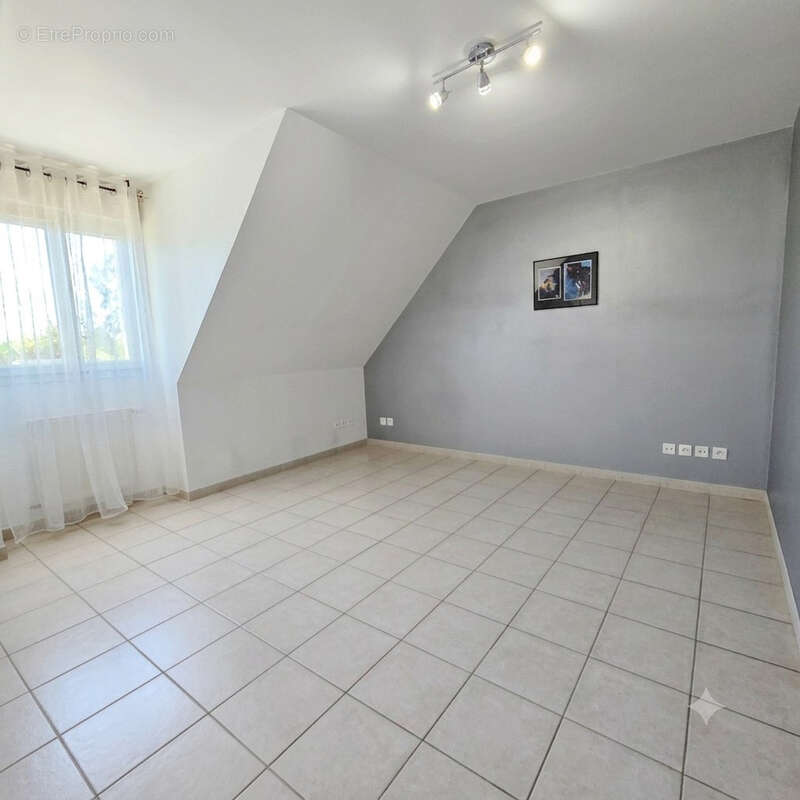 MAUREPAS VILLAGE Maison  7 pièce(s) 175 m2 - photo 9