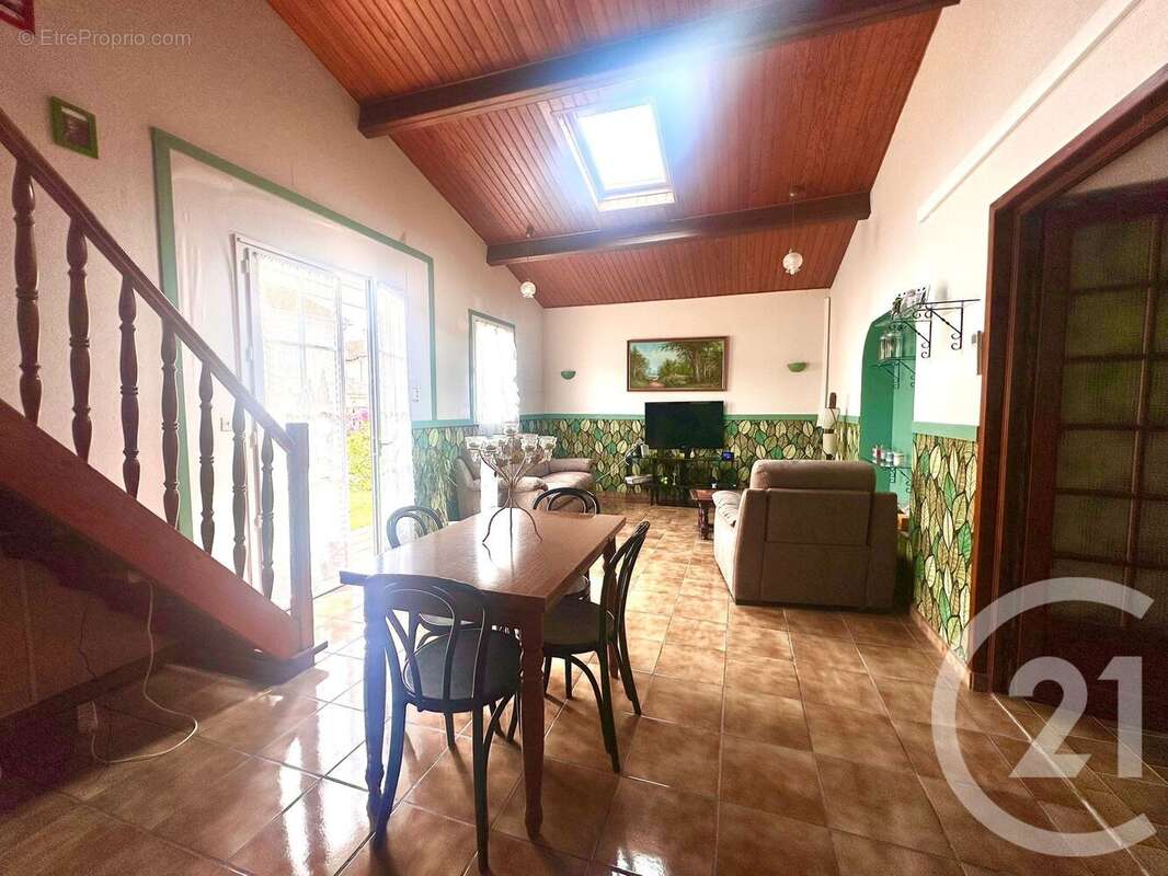 Maison à SAINT-YZAN-DE-SOUDIAC