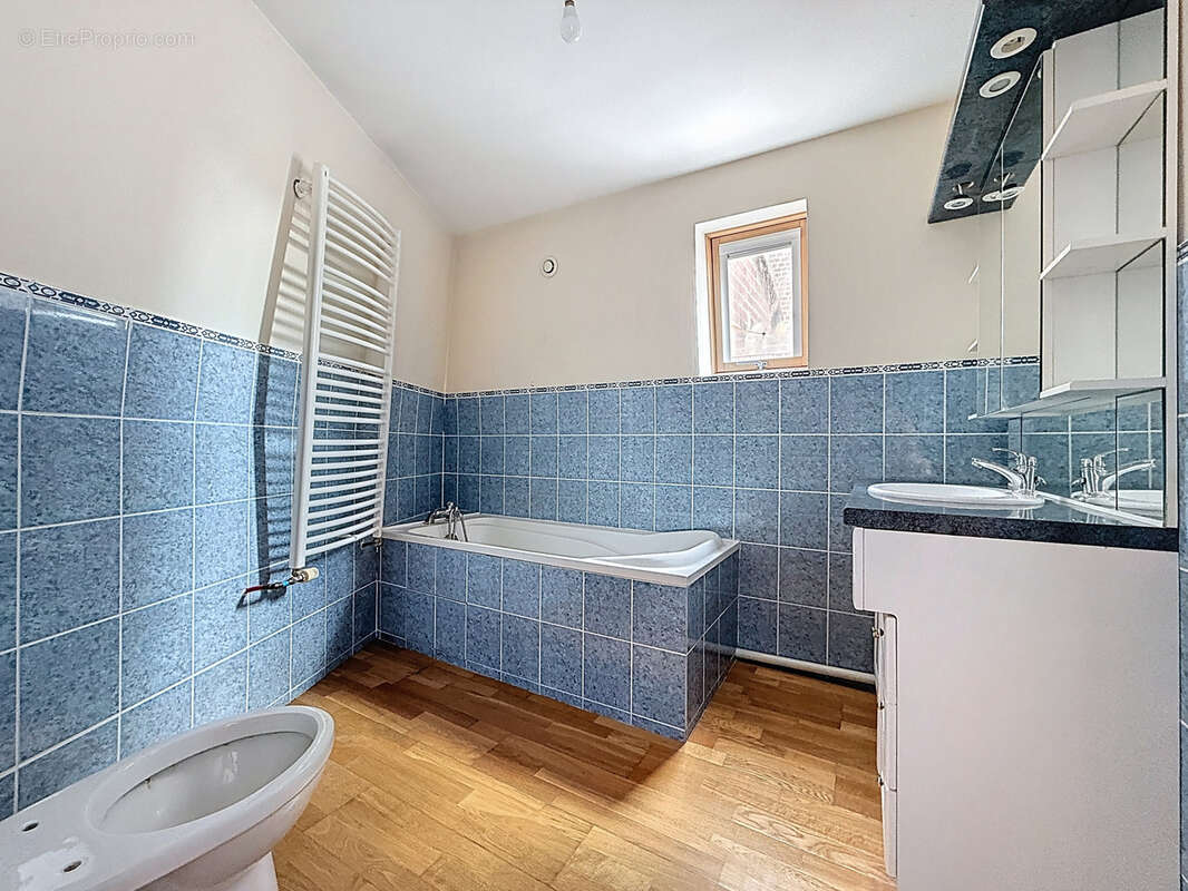 Maison proche des commerces avec terrasse de 42 m2 et un grand garage. - photo 5