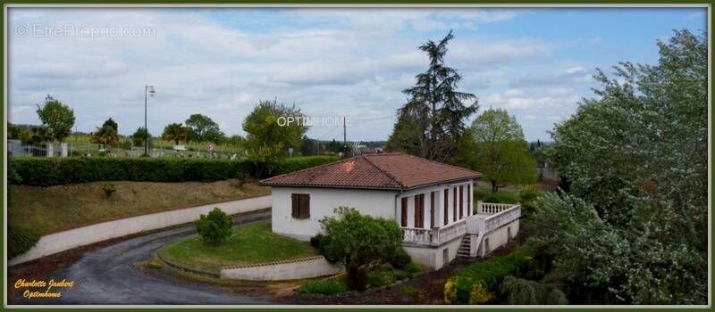 Maison à MONTMOREAU-SAINT-CYBARD
