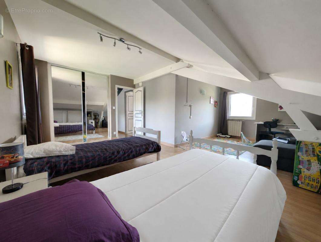 À moins de 10 minutes du centre-ville d'Aix-les-Bains – A vendre belle maison individuelle aux volumes généreux, idéale pour une - photo 15