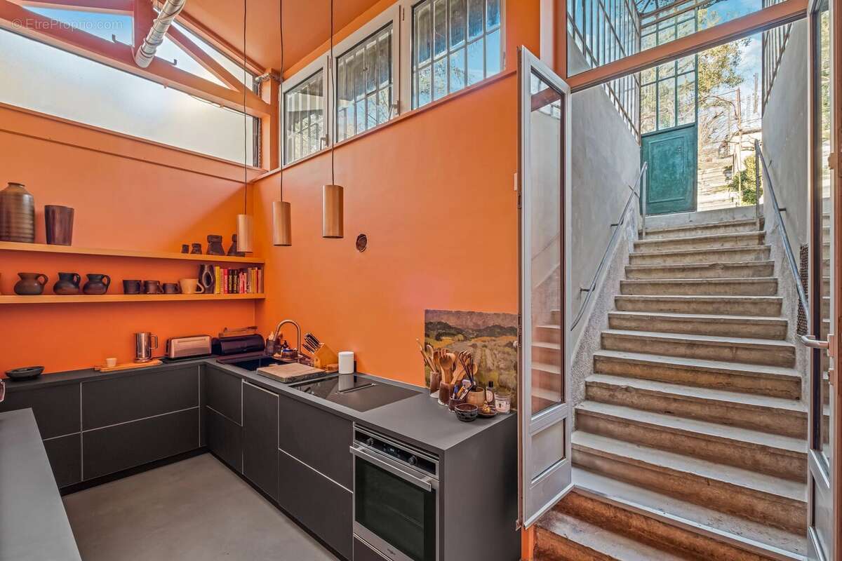 Maison de 260m2 - 1000m2 de terrain - Stationnement - photo 5