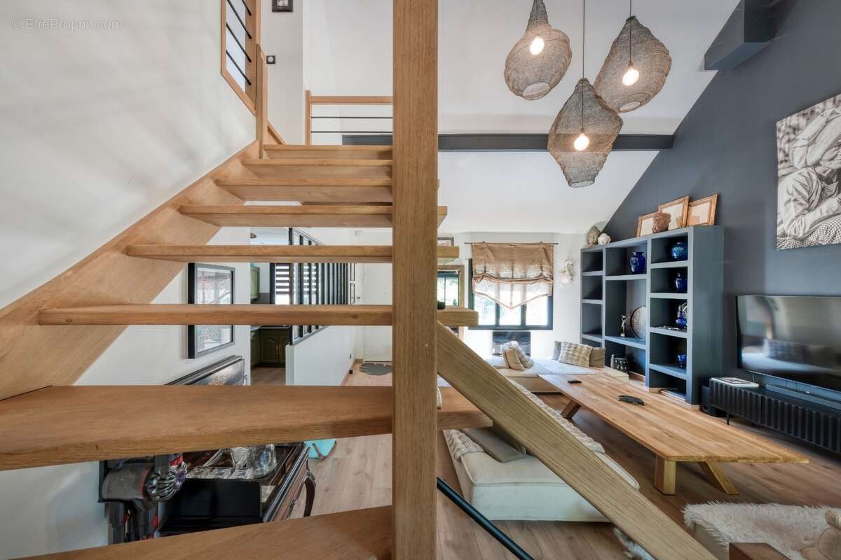 VIRY-CHÂTILLON – À deux pas du lac – Superbe maison rénovée avec séjour cathédrale - Surface au sol 140m² - photo 16