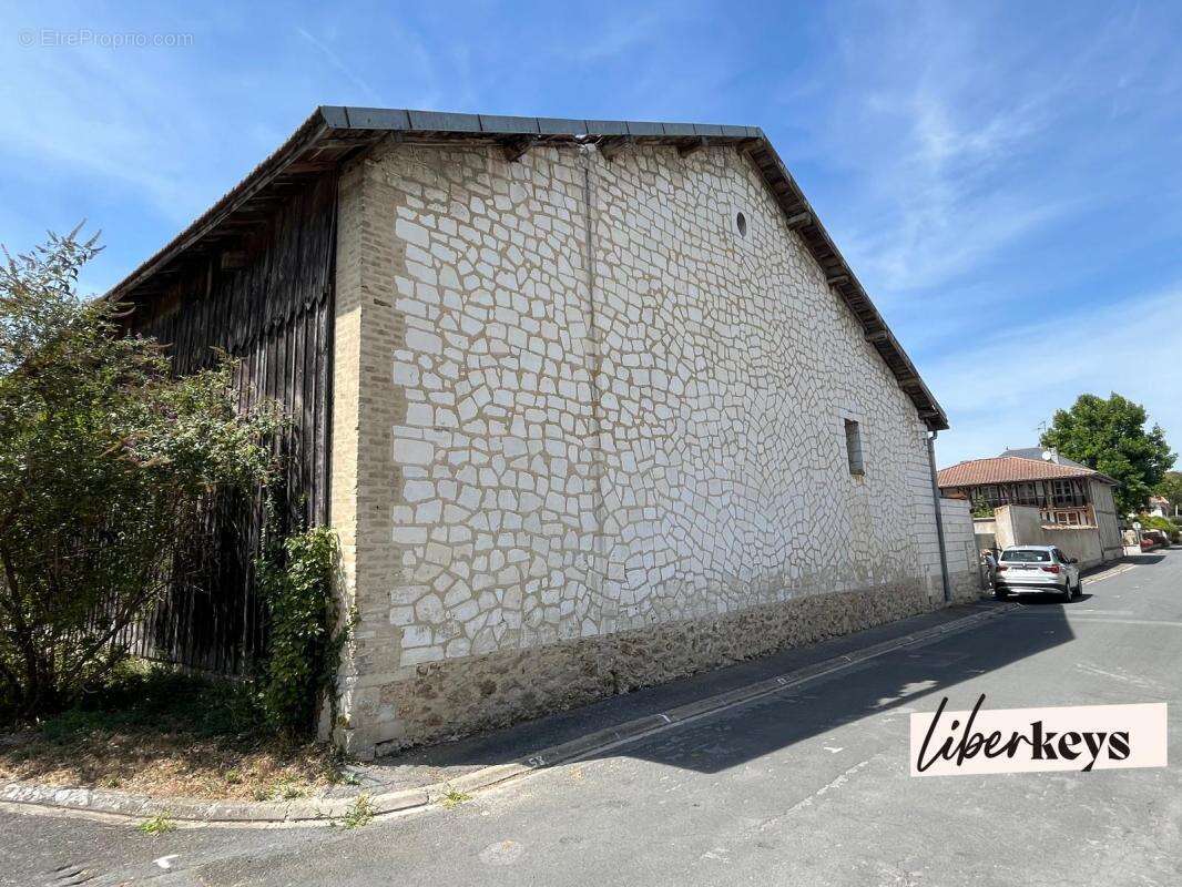 Grange de caractère avec dépendance provisoire – Fort potentiel d'aménagement - photo 2