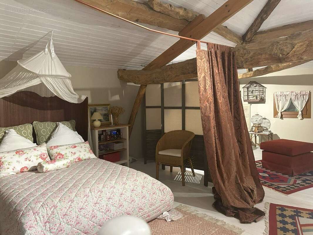 Maison à SAINT-PIERRE-DE-JUILLERS