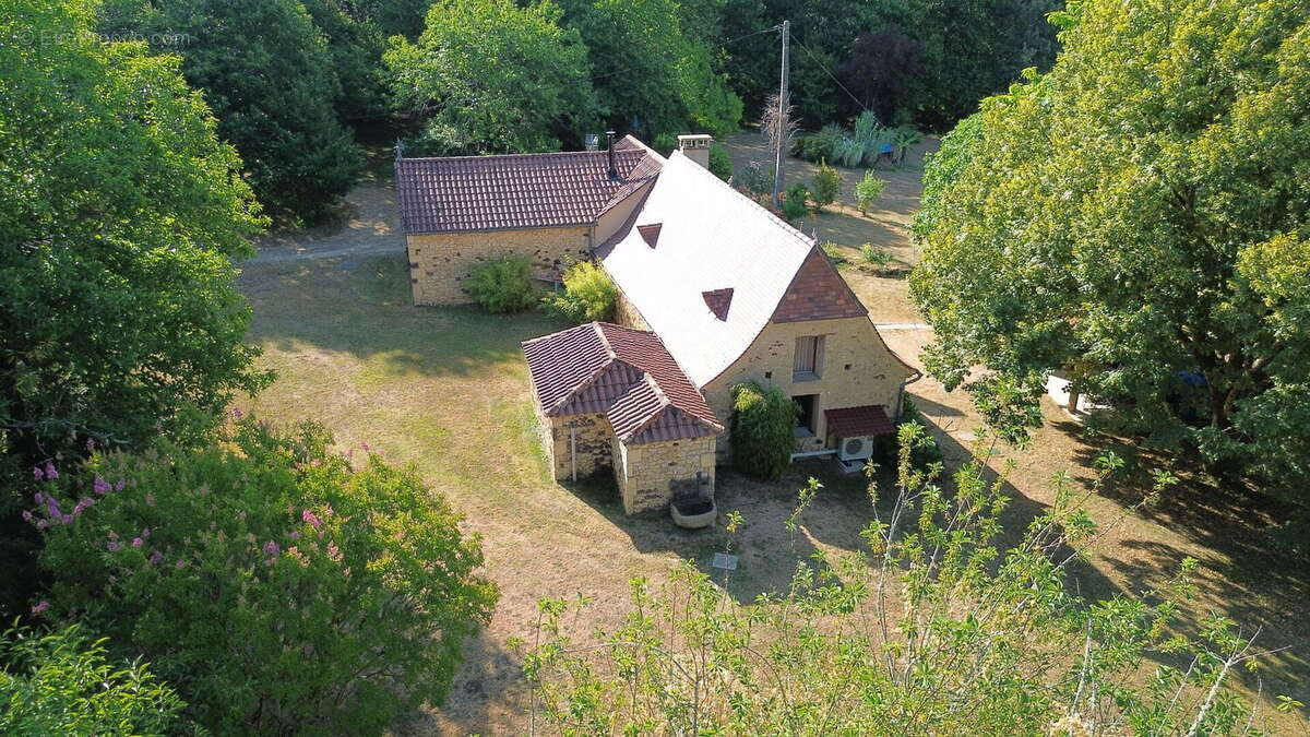 Ensemble périgordin rénové, ses deux roulottes et terrain de plus de 4 ha. - photo 2