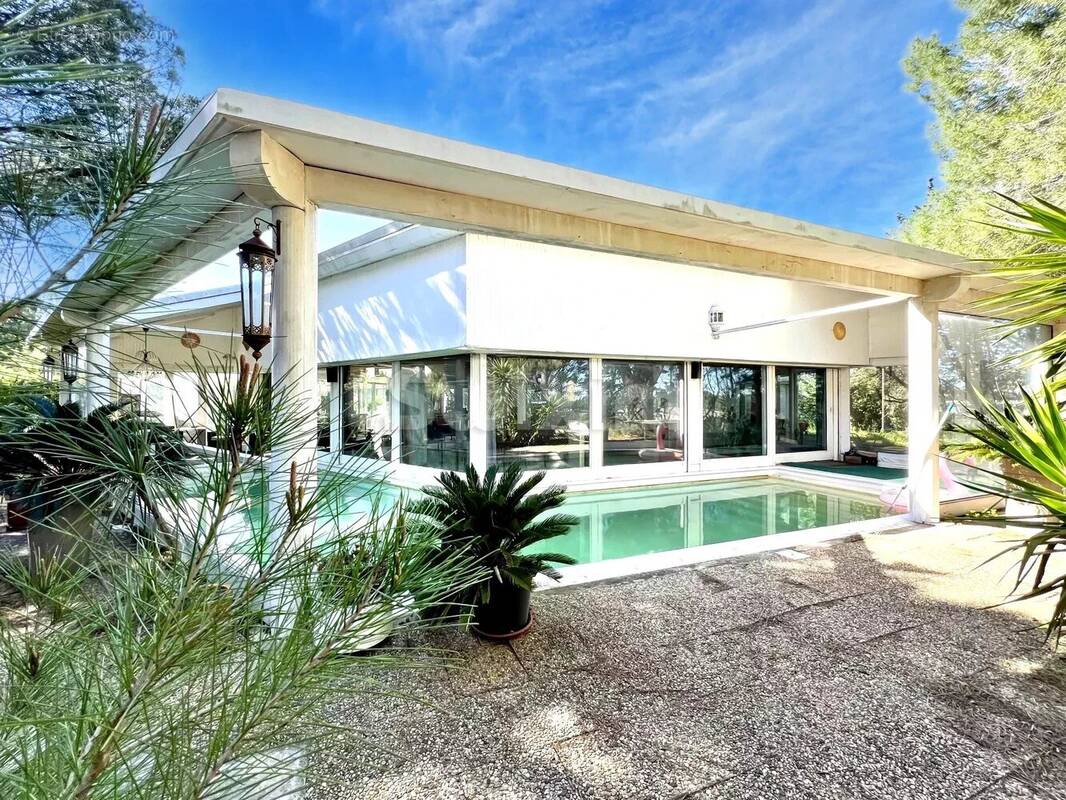 Maison à VESTRIC-ET-CANDIAC