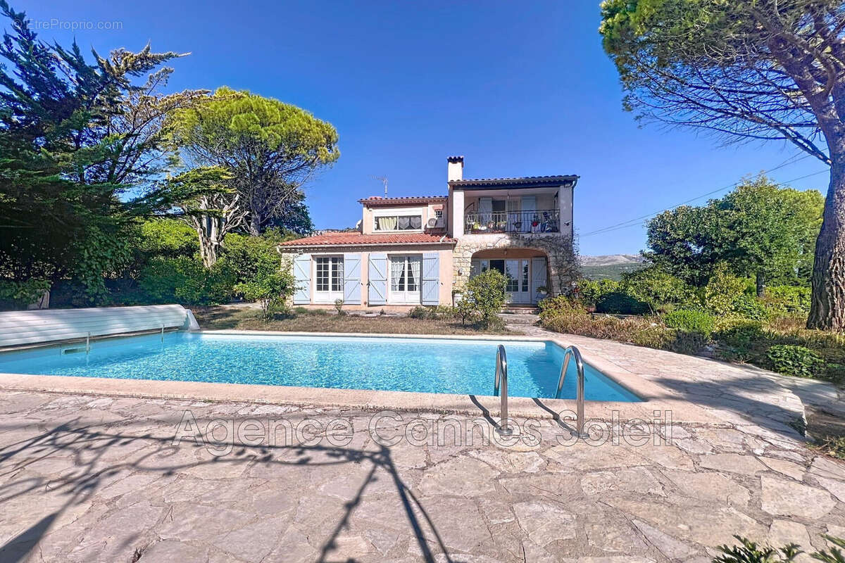Maison à CHATEAUNEUF-GRASSE