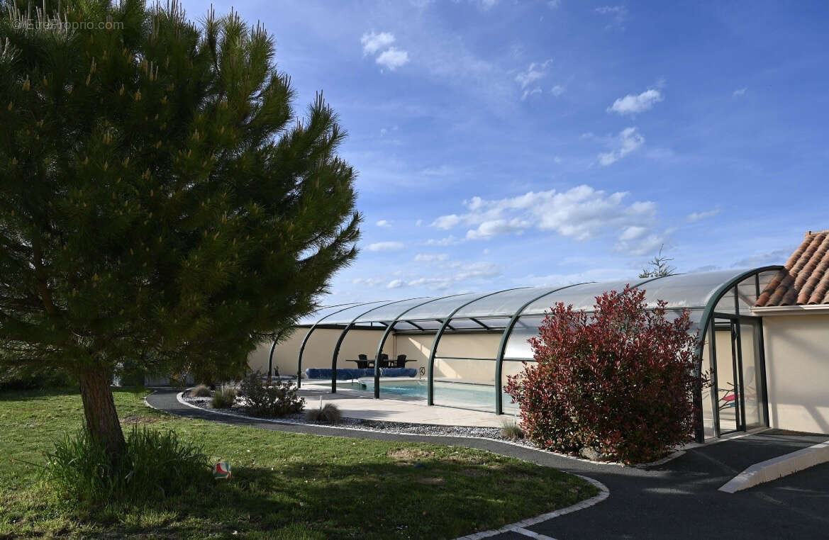 Propriété d'exception de plain-pied avec piscine - Availles- - photo 4