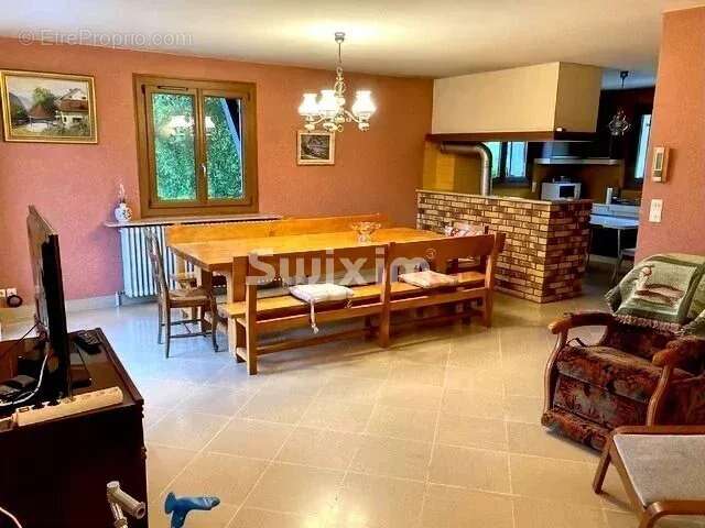 Maison avec deux appartements, salle polyvalente et plus d'un hectare de terrain : un lieu de vie aux multiples possibilités - photo 8