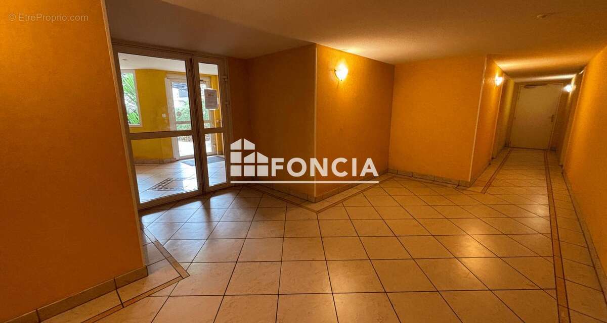 Dans résidence récente sécurisée avec gardienne, 2 pièces 33 m2 avec grand balcon + pkg en sous-sol, vendu libre de locataire - photo 9