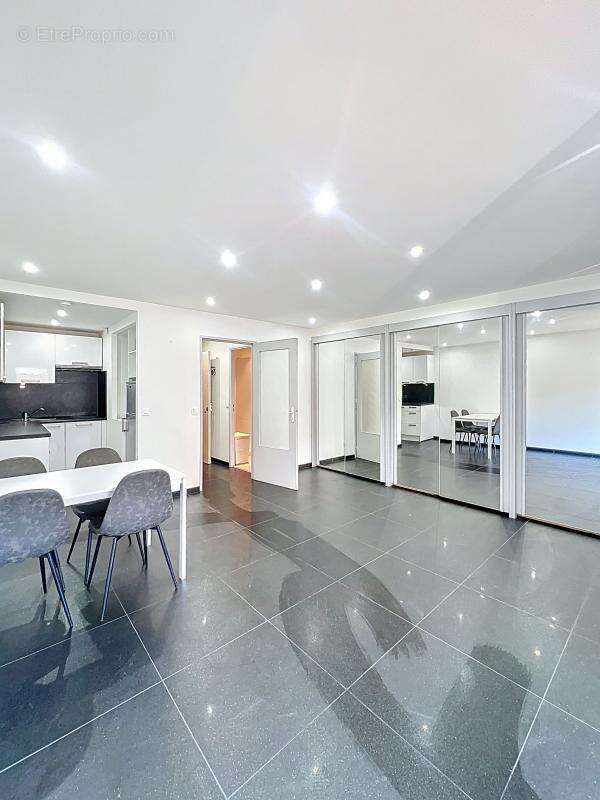 Appartement à SAINT-LAURENT-DU-VAR