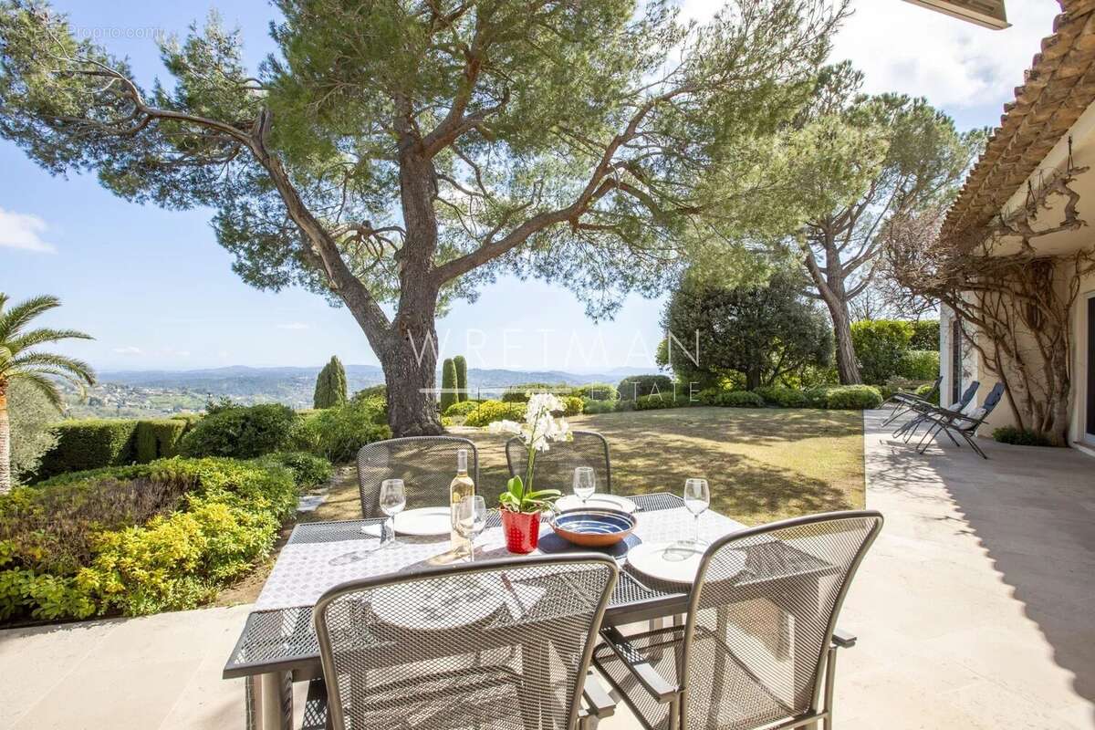 Maison à CHATEAUNEUF-GRASSE
