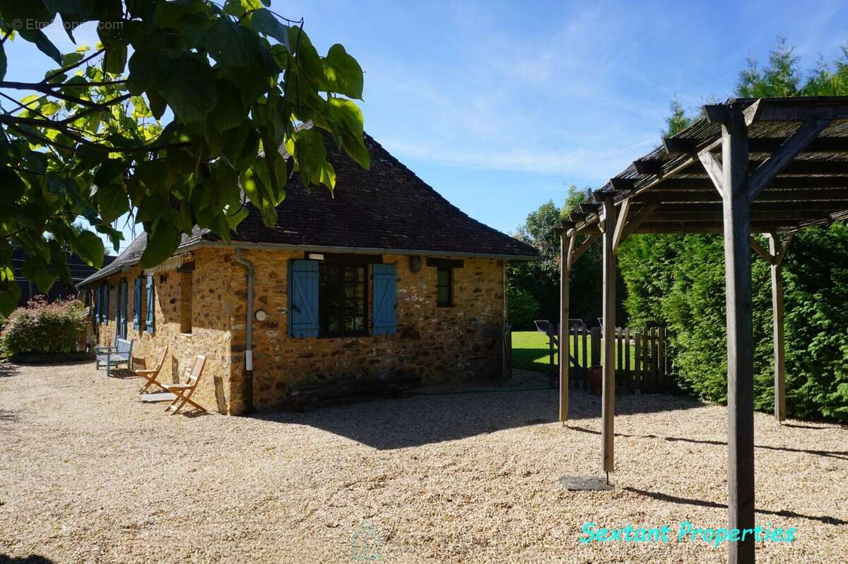 Charmant ensemble immobilier avec deux maisons et piscines au coeur du Périgord vert. - photo 2