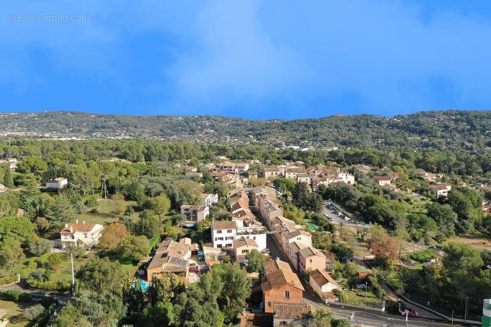 Terrain à LA ROQUETTE-SUR-SIAGNE