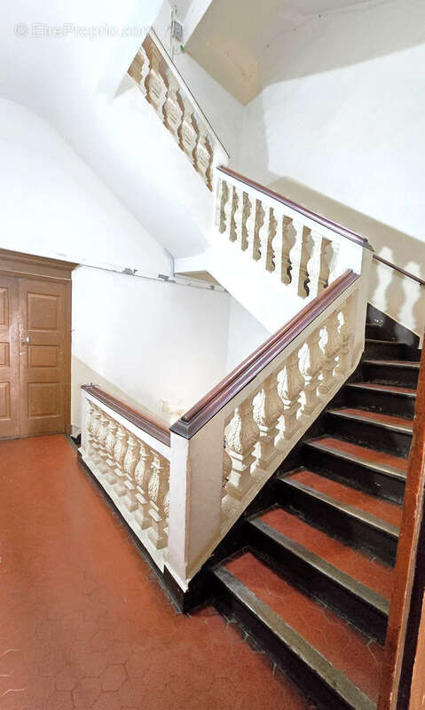Beau T2 de 52 m2 dans immeuble de charme au 1er étage - photo 8