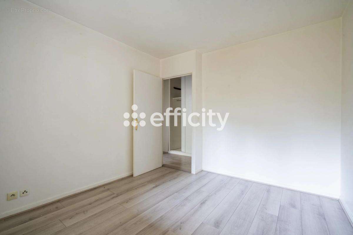 Appartement à LES PAVILLONS-SOUS-BOIS