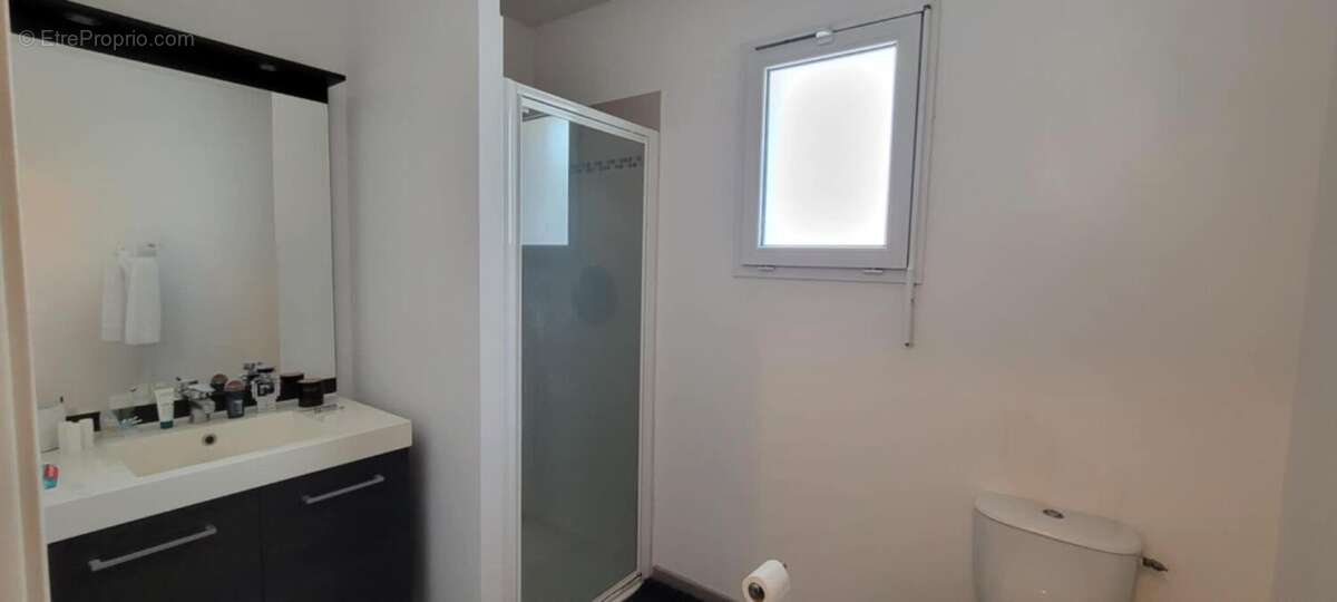 SALLE D&#039;EAU ET WC - Appartement à MERIGNAC