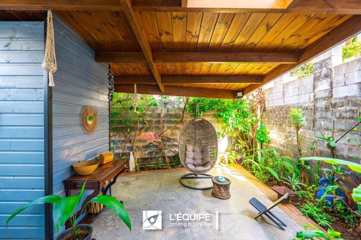 Maison 137 m² à Saint-Denis  - photo 2