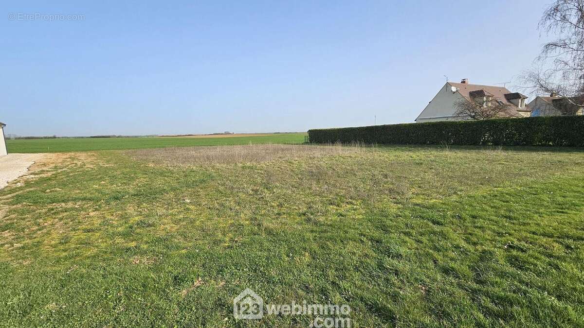 Voici ce beau terrain de 1 331 m². - Terrain à GUERCHEVILLE