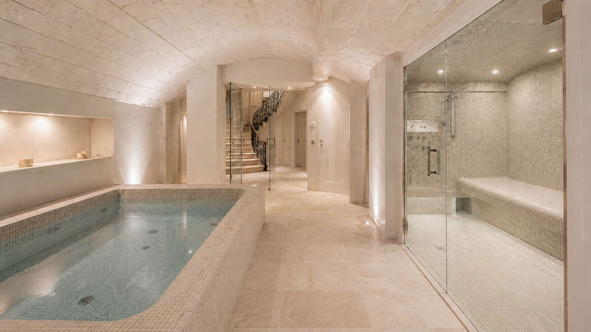 VICTOR HUGO - Hôtel particulier 560 m2 avec jardin - photo 3
