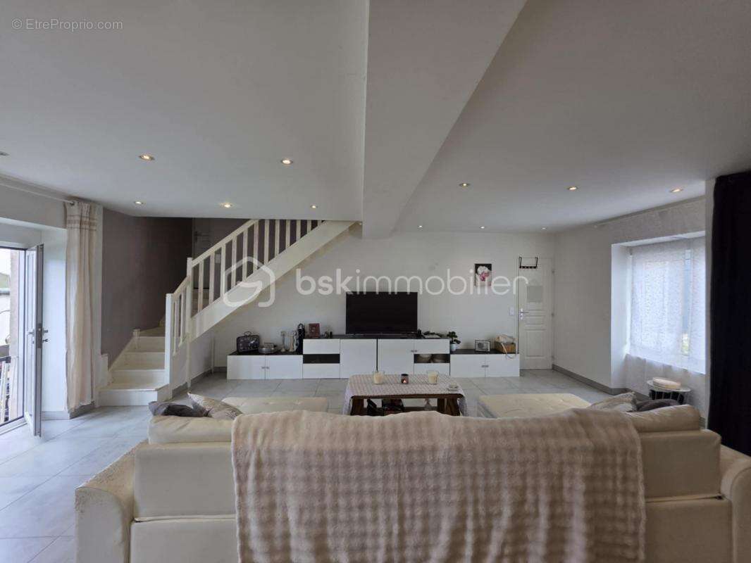 Maison à MONTCOURT-FROMONVILLE