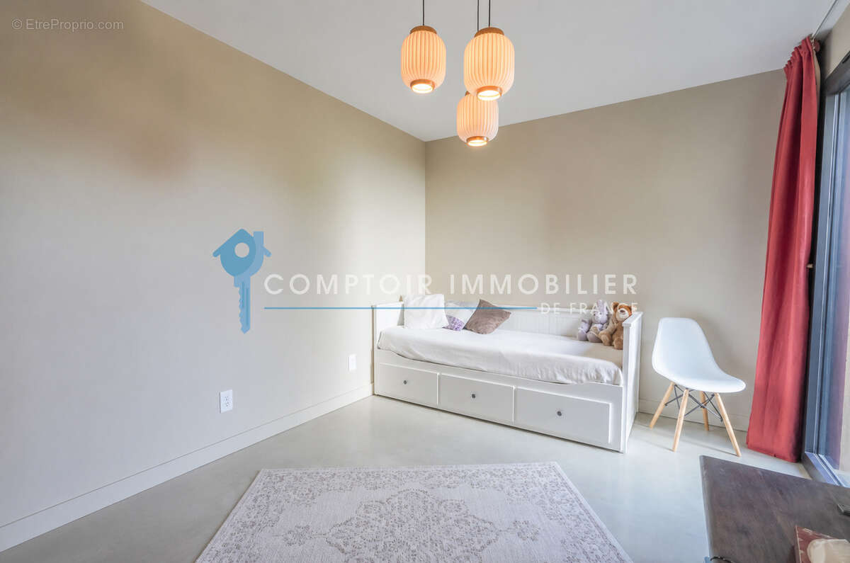 Pays d'Avignon Rare villa contemporaine de 185m2 environ sur 3500 m2 de terrain clos avec piscine , double gar - photo 20