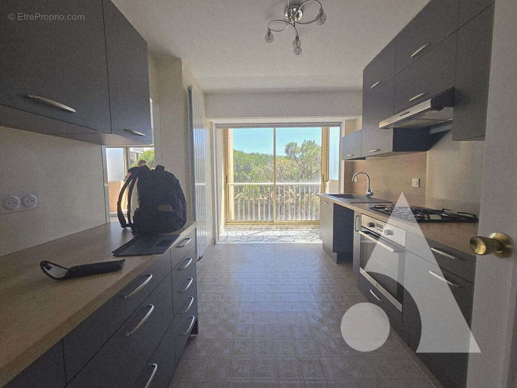 St Raphaël  4 p - 104,65 m²  carrez-  Beaux volumes, lumineux et idéalement situé - photo 6