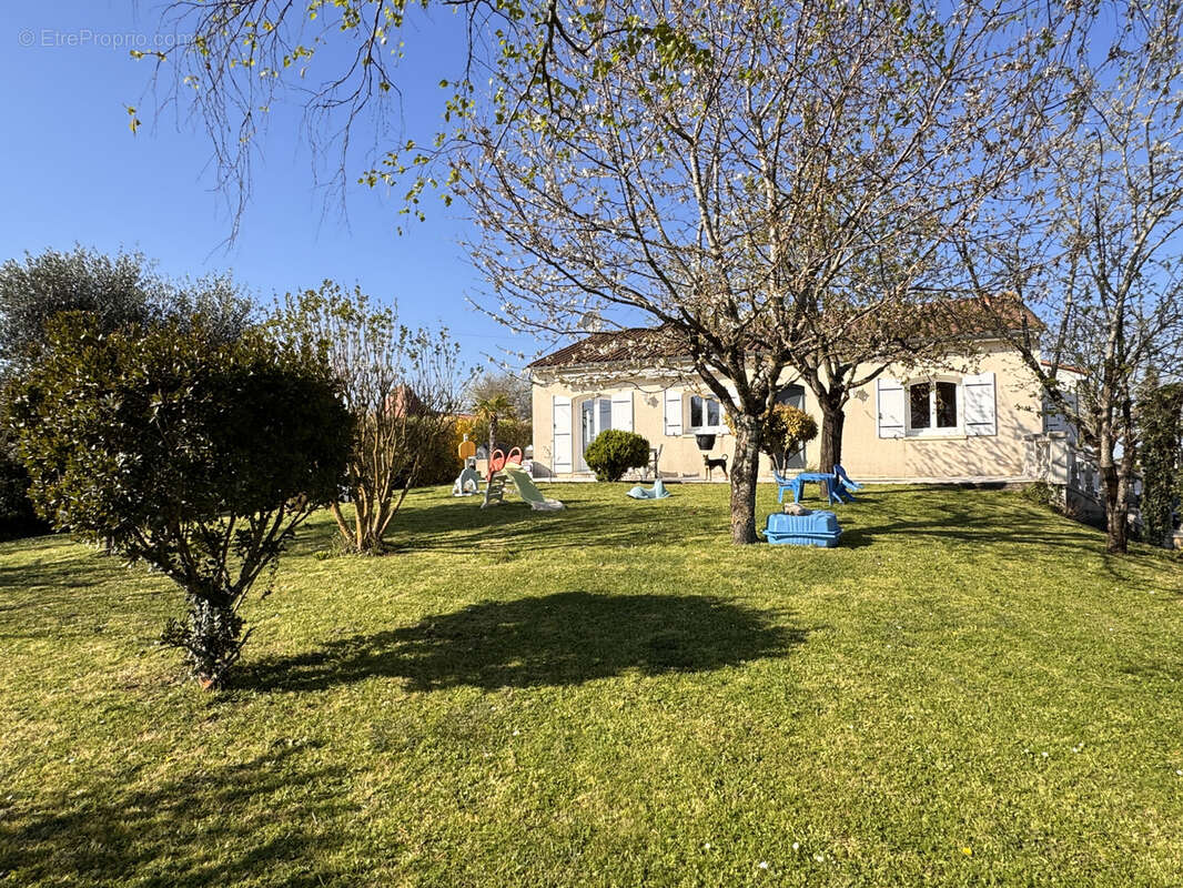 Maison à BARBEZIEUX-SAINT-HILAIRE